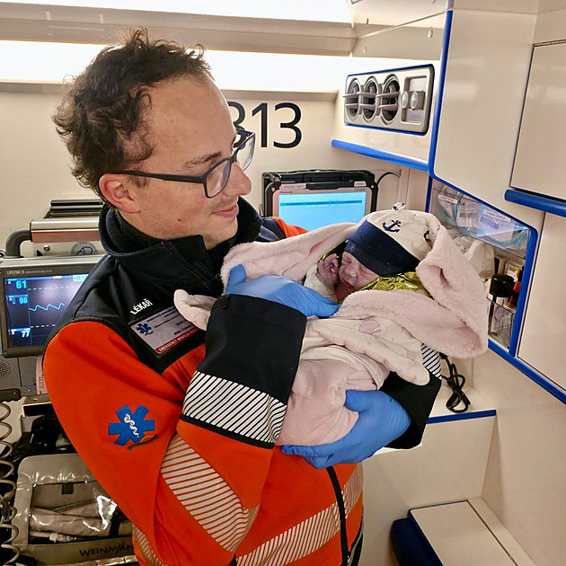 Na cestu do porodnice bylo pozdě. Sváteční dítě přivedli záchranáři na svět doma
