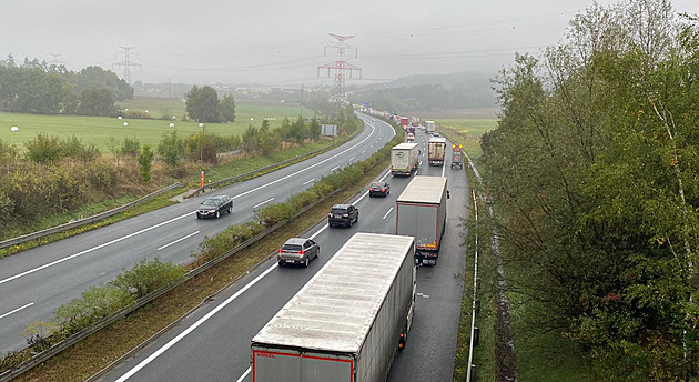 Dálnici D5 těsně před Prahou uzavřela nehoda pěti osobních aut. Tvoří se kolona