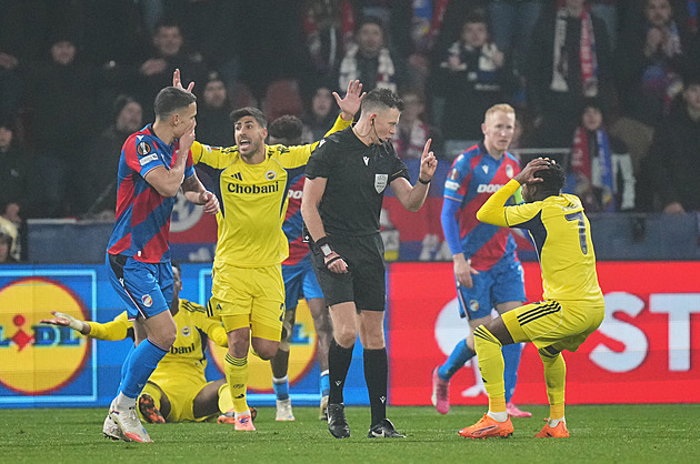 Fenerbahce si oficiálně stěžuje na sudího v duelu v Plzni. Ovlivnil výsledek, tvrdí klub