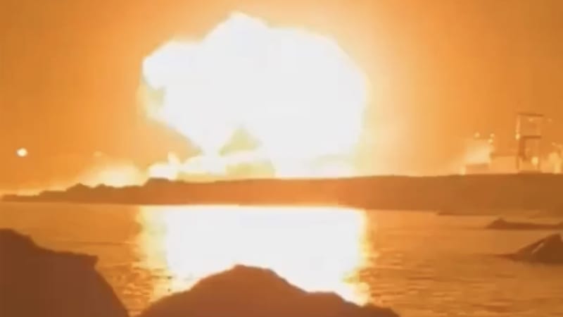 Ukrajina zasáhla obří rafinérii, klíčového výrobce ropy. Ochromila i Transsibiřskou magistrálu