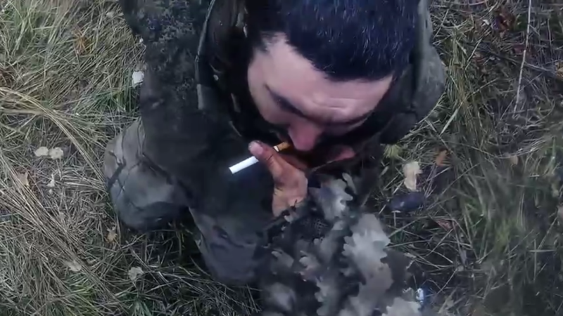 Na kolena, prosím: Američan zdvořile zajal ruské vojáky. Zapálil jim i cigaretu, ukazuje video