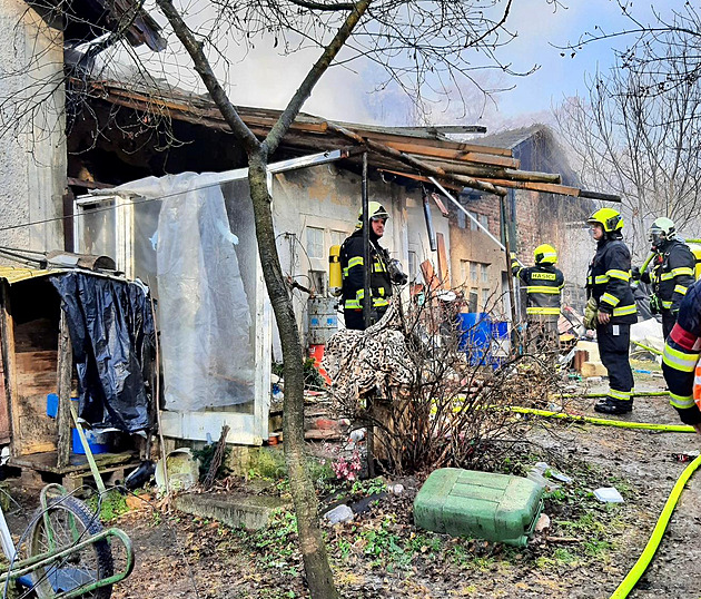 V hořícím drážním domku vybuchla plynová lahev, vlaky déle než hodinu nejely
