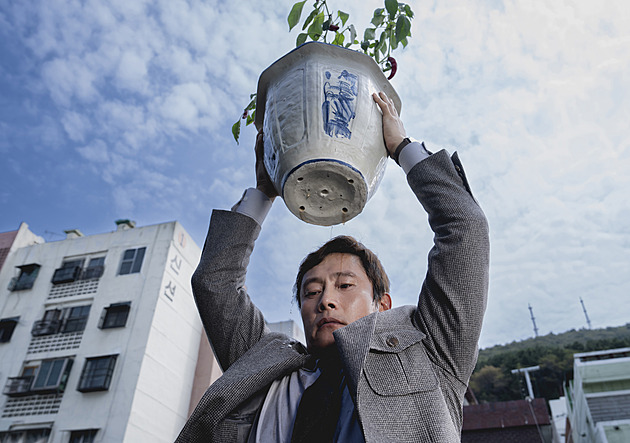 RECENZE: Konkurenti u pohovorů? Není jiná možnost než je zabít