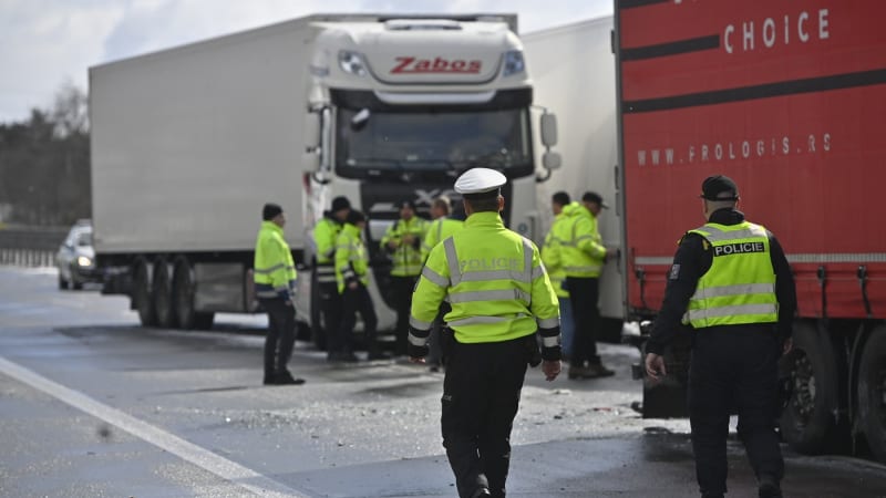 Tragická nehoda na D1: Nákladní auto se srazilo s dodávkou, její řidič zemřel