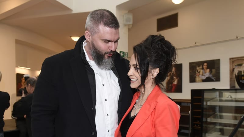 Vlna podpory pro Bílou a jejího partnera. Po šokující zprávě přichází jeden vzkaz za druhým