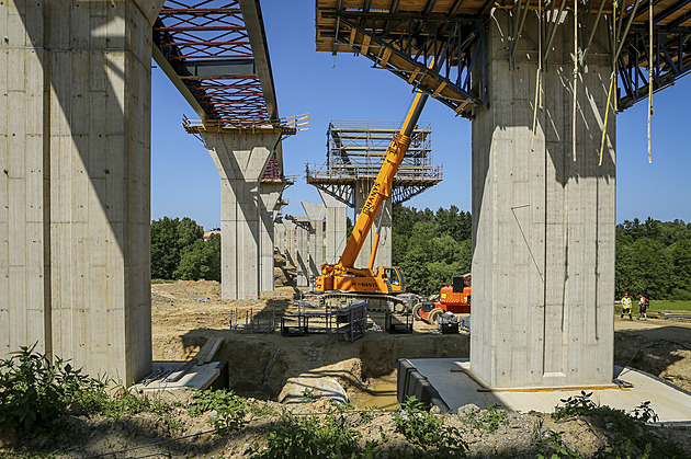 Předražené dálnice a nádraží za miliardy. Jaké zakázky vyšetřuje kriminálka