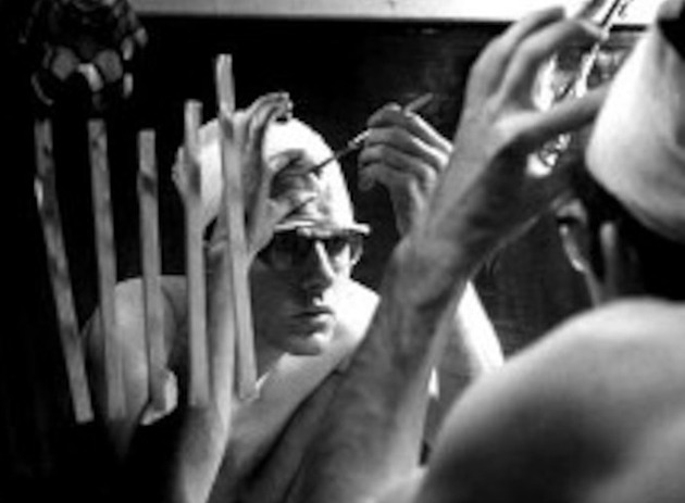 Jen si tak trochu vrtnout. Díra do lebky měla porazit dospělost