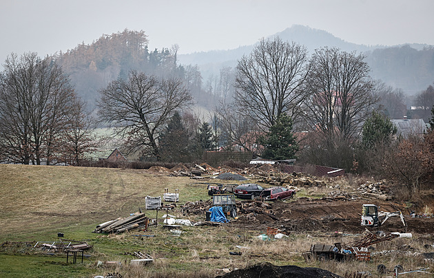Sousedova skládka kazí výhled do krajiny, dochází trpělivost lidem v Podještědí