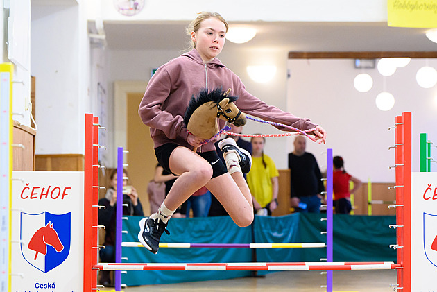 Legrace? Ne, hobby horsing je náročný sport, říká sedmnáctiletá závodnice