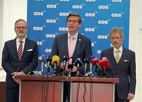 Přispívejte i finančně do muniční iniciativy, vyzval vládu expremiér Fiala