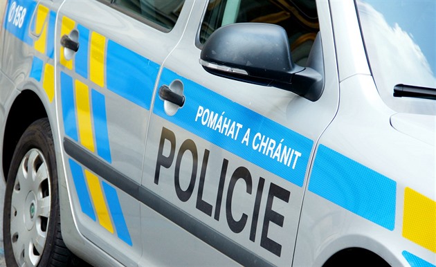 U školy je muž s mačetou v ruce, volali lidé policistům. Na místě ho zadrželi