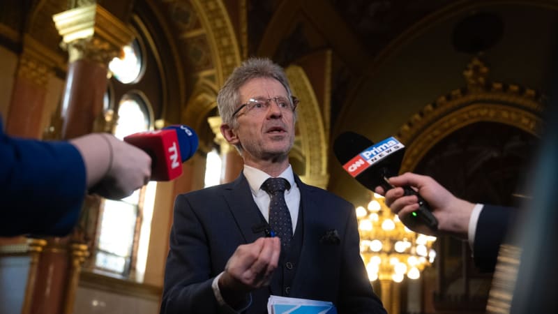 Babiš zuří, Vystrčil porušil jeho zákaz. Odletěl vojenským speciálem na paralympiádu v Itálii