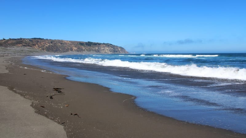 Známý influencer skočil s otcem a partnerkou do moře, aby zachránil dívku. Všichni zahynuli