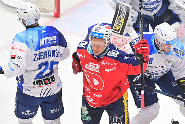 ONLINE: Druhé zápasy čtvrtfinále. Sparta chce odskočit v Plzni, Pardubice s Kometou