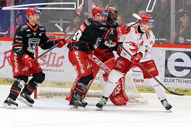 ONLINE: Třinec znovu dotahuje Hradec, Liberec se ujímá vedení ve Varech