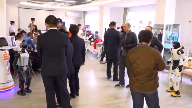 Robot vaří a senioři si zatím hrají s kyberpsem. V Pekingu otevřeli unikátní pečovatelský dům