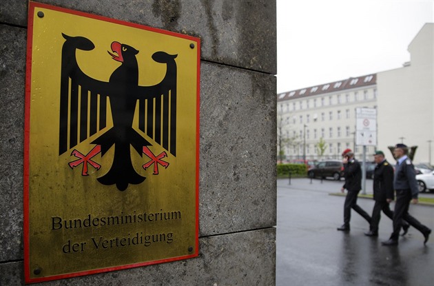 Německá armáda si začíná hlídat muže. Delší pobyt v cizině bude jen na povolení