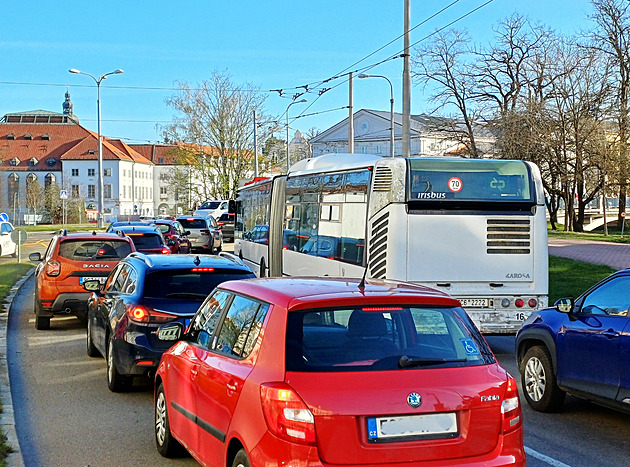 Uzavírky a omezení komplikují dopravu v Budějovicích, přes centrum je to o nervy