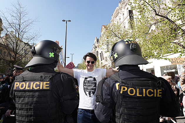 Pochod pro život čelil odpůrcům, kteří blokovali trasu. Policisté 5 lidí zadrželi