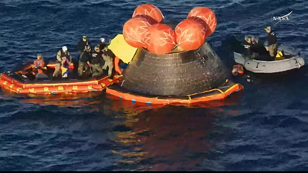 VIDEA TÝDNE: Návrat astronautů, smrt polárníka a úspěch ukrajinských dronů