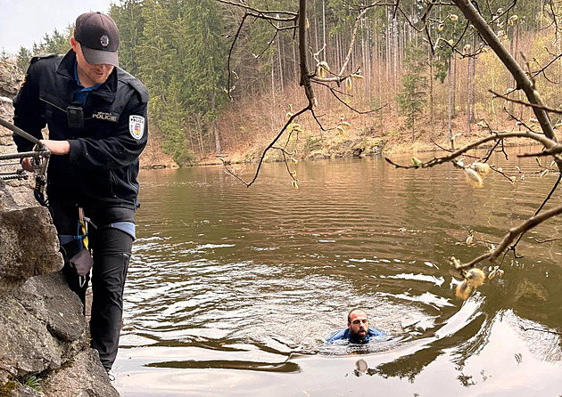 Jeden plaval, druhý lezl po skále. Strážníci pomáhali vyčerpané ženě na ferratě