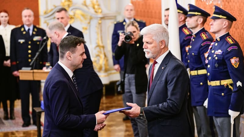 TGM by Macinkovi ani Pavlovi nepodal ruku. Politolog ztrhal vládu s Hradem za „okopávanou“