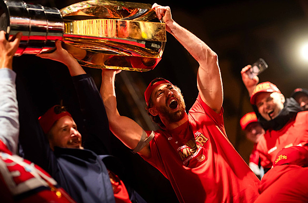 OBRAZEM: Hokejoví mistři přijeli domů uprostřed noci, i tak s nimi slavilo plné náměstí