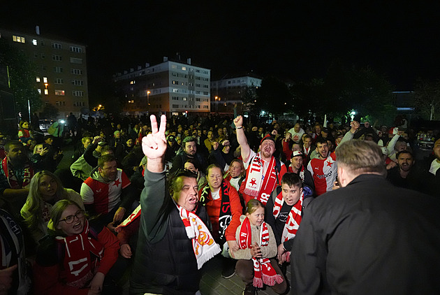 OBRAZEM: Uvnitř prázdné sedačky, venku velká party. Jak vypadaly slávistické oslavy