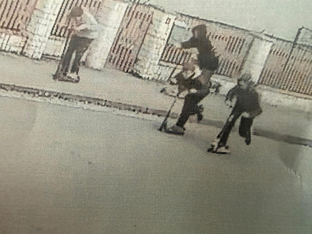 Kamení daly v lednu na koleje u Přelouče děti. Policie hledá skupinku z fotografie