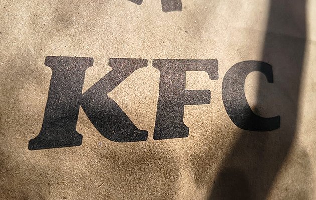 KFC opět otevřelo. Zákazníky se snaží nalákat na limitku