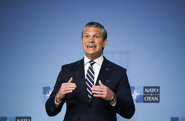 NATO se musí vrátit k podstatě tvrdé vojenské aliance, prohlásil Hegseth