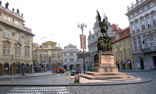 Ať se pomník Radeckého vrátí na Malostranské náměstí, souhlasí zastupitelé