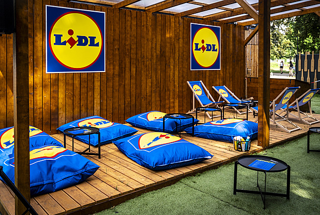 Lidl ve Stromovce otevřel terasu s občerstvením. Se slevou pivo přijde na 23 korun