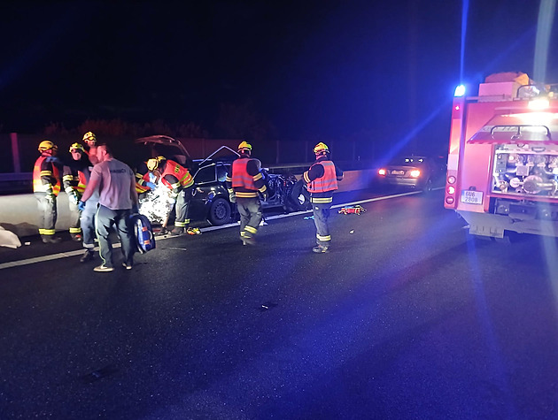 Chodec doplatil na noční přebíhání dálnice. Srazilo ho auto a zemřel