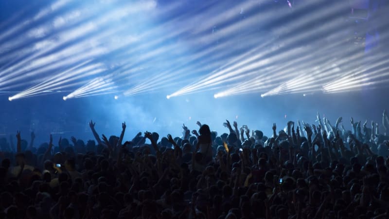 Neštěstí na slavném festivalu: Bezvládnou ženu našli ve stanu. Britská policie smrt vyšetřuje