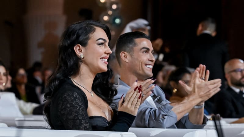 Ronaldo se smál fanouškům, s Georginou svatbou všechny převezli. Jak se zrodila jejich láska?