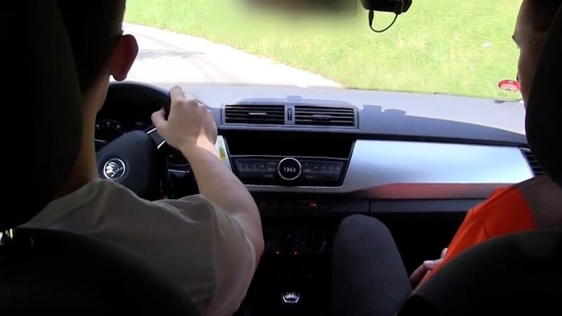 Otec půjčil 14letému synovi auto. Ten s ním na Královéhradecku uháněl rychlostí téměř 200 km/h