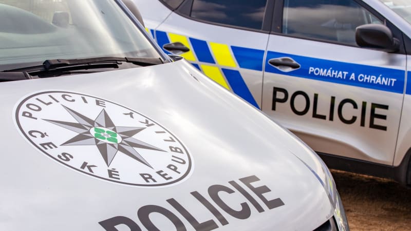 Opilec v Brně házel z jeřábu po policistech lahve. Zkrotila ho až zásahovka, byl v pátrání