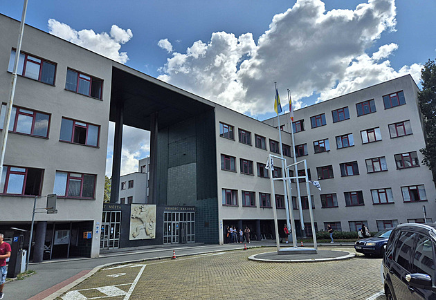 Falešné hrozby i prověrky. Po podvodu za 46 milionů Hradec testuje zaměstnance